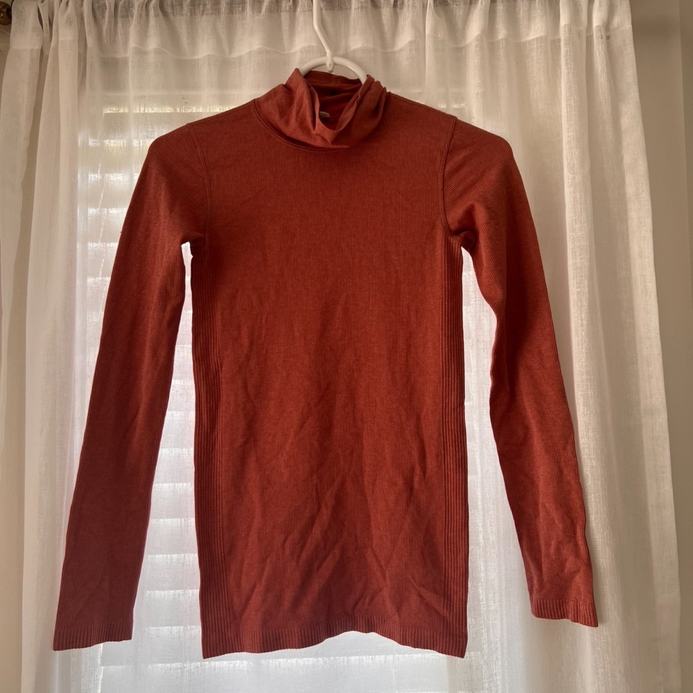 Lululemon women Rust Turtleneck Sweater